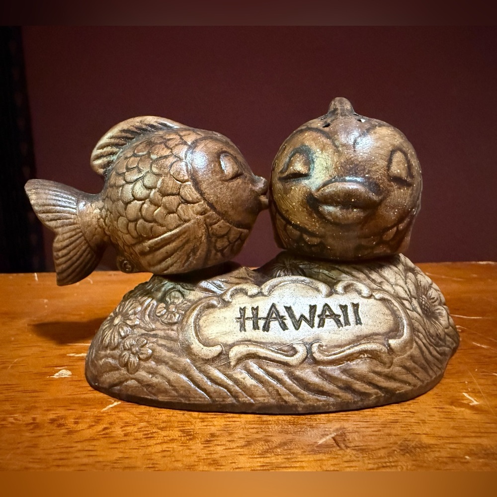 Hawaiian Vintage Treasure Craft ceramic ,salt & pepper fish w/holder
souvenir